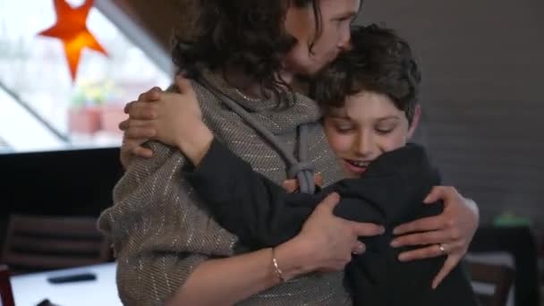 母亲和十几岁前的小男孩拥抱在真实的现实生活中 充满爱心的场景 家庭生活方式 抱着妈妈的孩子 — 图库视频影像