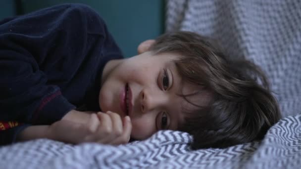 Fața Copilului Apropiat Pusă Canapea Uitându Televizor Afara Camerei Băiețelul — Videoclip de stoc
