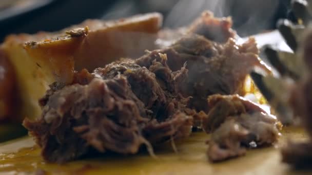 热肉的宏观特写 准备和烹调食物 来自食物的蒸气烟 — 图库视频影像