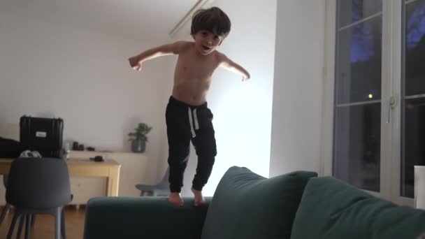 Verspielter Nächtlicher Tauchgang Kleiner Junge Der Auf Sofa Couch Eintaucht — Stockvideo