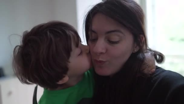 亲热的孩子吻着母亲的脸颊 亲热的母爱和母爱 坦率的家庭生活场景 — 图库视频影像