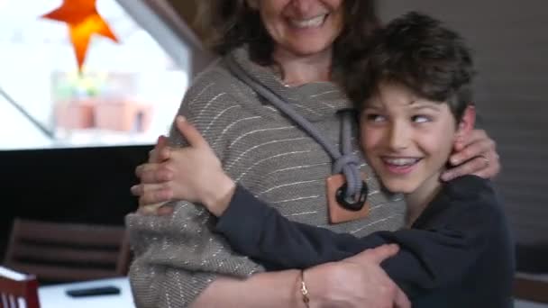 糖果妈妈和十几岁前的男孩在一起笑 真正的家庭生活时刻 孩子们抱着妈妈 充满爱心地拥抱在一起 — 图库视频影像
