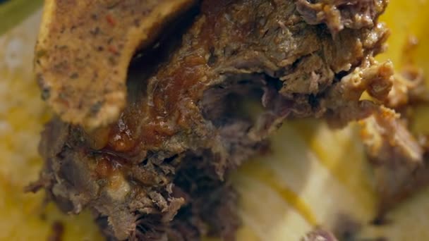 Dettaglio Gourmet Fork Shredding Osso Buco Meat Macro Food Preparation — Video Stock