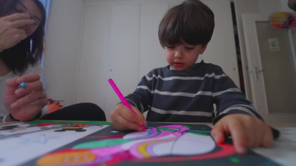 在房间里创作艺术的重点儿童 用彩笔创作的小男孩 — 图库视频影像