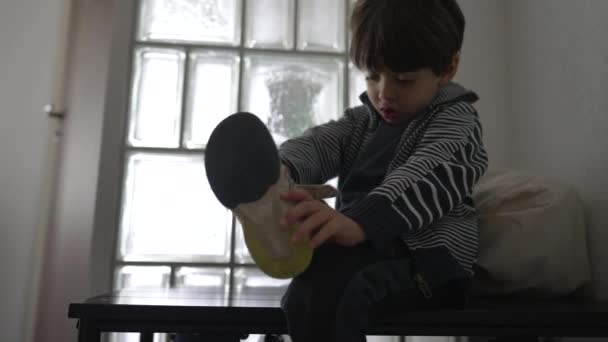 Frustrace Obuvi Malý Chlapec Odolávající Ponožky Boty Dveří Dítě Podrážděné — Stock video