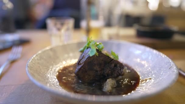 Geavanceerde Samenstelling Van Het Bord Luxe Eetgelegenheid Gourmet Vlees Schotel — Stockvideo