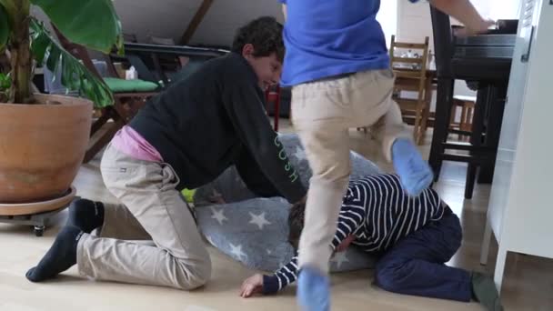 Familienfehde Szene Von Brüdern Die Sich Einem Beheizten Fußbodenkampf Engagieren — Stockvideo