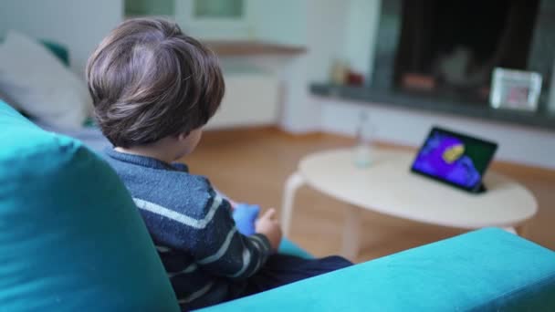 Kind Sieht Cartoon Hause Auf Sofa Couch Sitzend Kleiner Junge — Stockvideo
