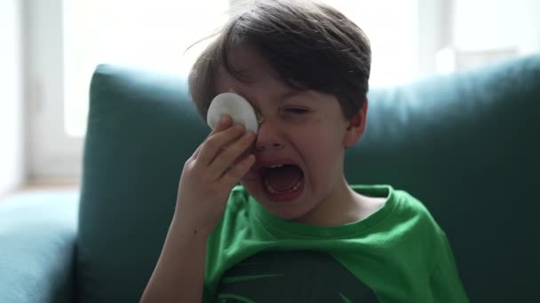 Gözü Yaralı Ağlayan Küçük Bir Çocuk Ağlayan Bir Çocuk Kazadan — Stok video