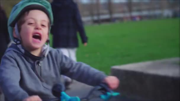 Energetikus Kisfiú Kerékpározik Szabadban Parkban Gyermek Visel Védő Sisak Lovagol — Stock videók