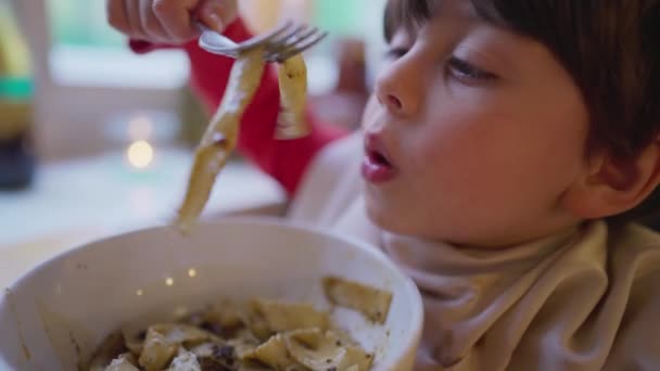 Mały Chłopiec Serwetką Schowany Kołnierzyku Zachwycony Spaghetti Restauracji Dzieci Jedzące — Wideo stockowe