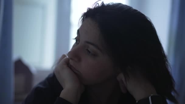 忧郁的女人 满脑子沉思的表情 在家里沉思 沉默寡言的人在孤独中独自思考人生 — 图库视频影像