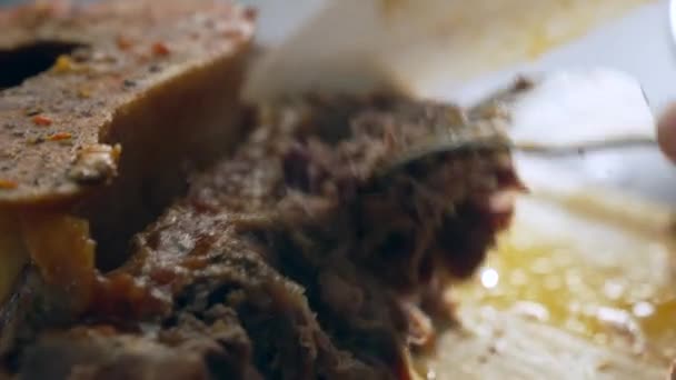 Ossobuco肉类分叉切碎的特写 精细食品配制 — 图库视频影像