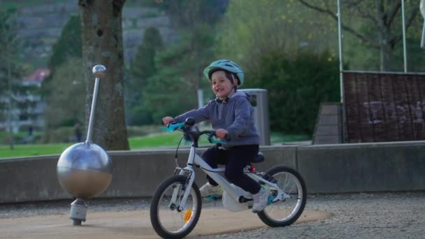 Boldog Fiatal Fiú Biciklizik Parkban Bukósisakot Meleg Ruhát Visel Őszi — Stock videók