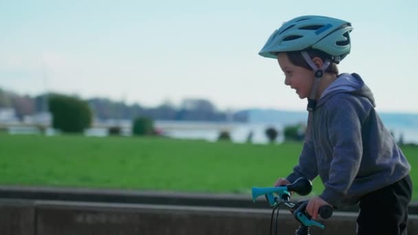 Happy Young Boy Riding Bicycle Park Autumn Активный Ребенок Упражнения — стоковое видео