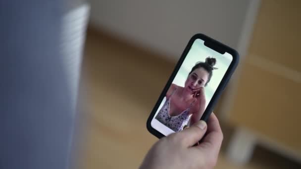 Video Komunikasi Tangan Close Memegang Smartphone Berbicara Dengan Teman Perempuan — Stok Video