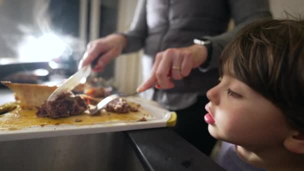 Μητέρα Ετοιμάζει Γεύμα Ενώ Μικρό Αγόρι Παρατηρεί Δίπλα Της Στην — Αρχείο Βίντεο