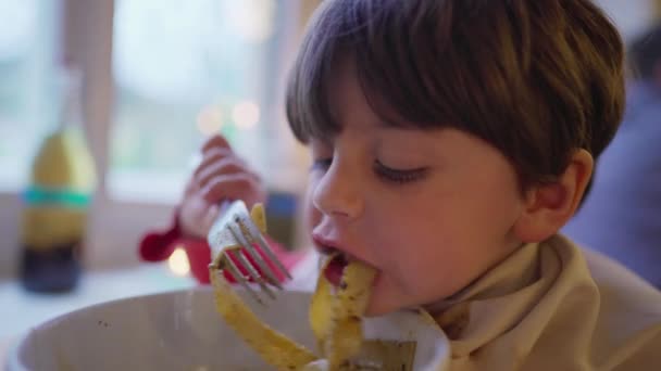 Zbliżenie Dziecko Korzystające Makaron Spaghetti Misce Mały Chłopiec Jedzący Włoskie — Wideo stockowe