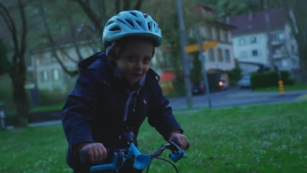 秋の秋の季節に自転車に乗る楽しい子供たち ヘルメットを着て暖かい服を着ているアクティブな小さな少年 ジョイフルケアフリー感情 — ストック動画