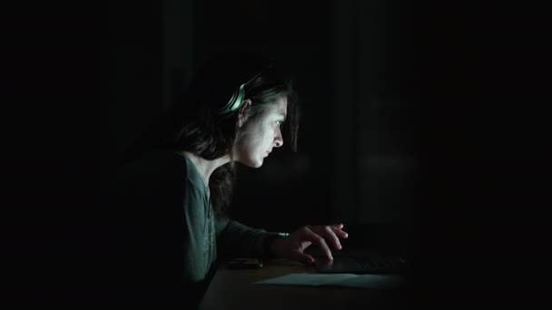 夜遅くにピッチダークでノートパソコンの前にいる女性 オンラインコンテンツを閲覧する候補者 — ストック動画