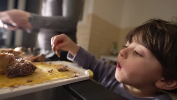 Mały Chłopiec Chwytający Jedzenie Ladę Kuchenną Podczas Gdy Matka Przygotowuje — Wideo stockowe