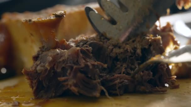 食物的宏观准备 在特写烹饪场景中叉烧肉片 切碎的Osobuco — 图库视频影像