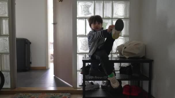Ufaklık Ayakkabıları Girişte Bağlıyor Çocuk Yola Çıkıyor Ayakkabılarını Giyiyor Aile — Stok video
