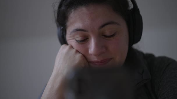 Cep Telefonu Cihazına Bakarken Ağlayan Bir Kadın Kulaklık Takan Cep — Stok video