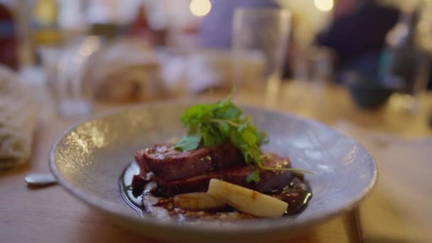 Elegante Culinaire Gerechten Geserveerd High End Restaurant Exquise Schotel Gepresenteerd — Stockvideo
