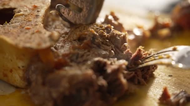大型烹饪艺术 就餐中的叉子切碎肉 — 图库视频影像