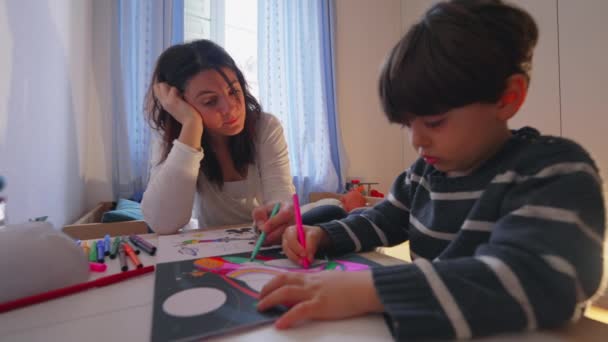母子结合绘图时间卧房 母子结合绘图课 — 图库视频影像
