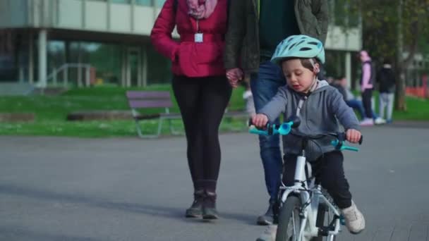 Детский Велосипед Защитном Шлеме Время Осеннего Сезона Счастливый Маленький Мальчик — стоковое видео