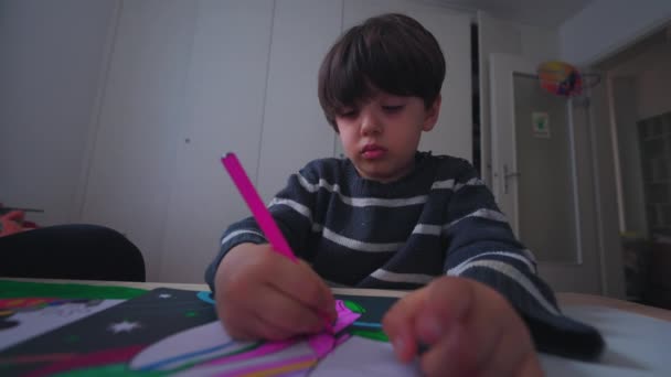 集中注意力的小孩在卧室里画画 小男孩在纸上拿着色笔 — 图库视频影像