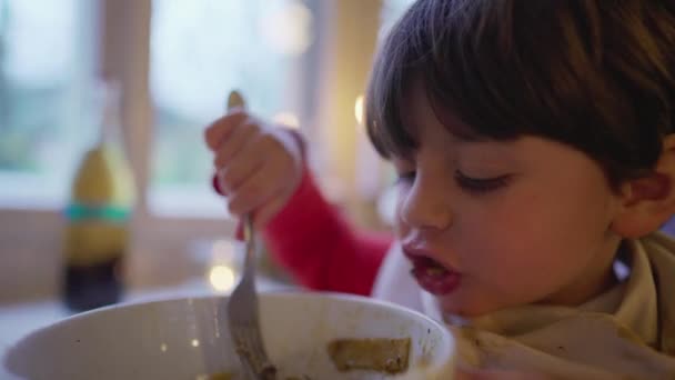 Moeder Voeden Kind Spaghetti Pasta Voedsel Kom Bedekt Met Servet — Stockvideo