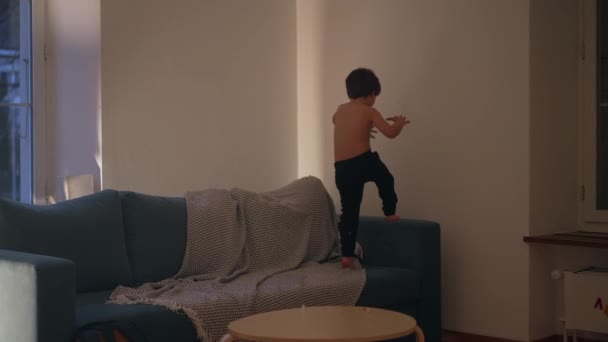 Őszinte Gyermek Játszik Éjjel Kanapén Energikusan Fut Este Szórakozik Egyedül — Stock videók