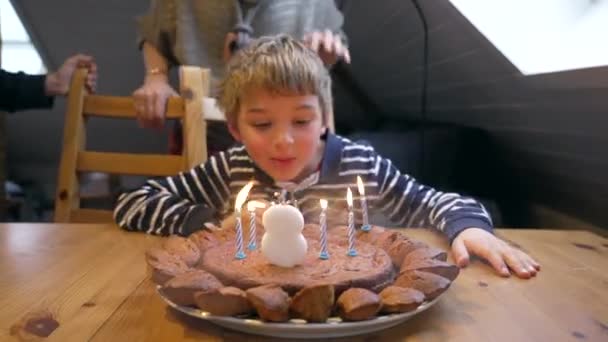Mały Chłopiec Dmucha Świeczki Okazji Urodzin Autentyczne Rodzinne Sceny Życia — Wideo stockowe