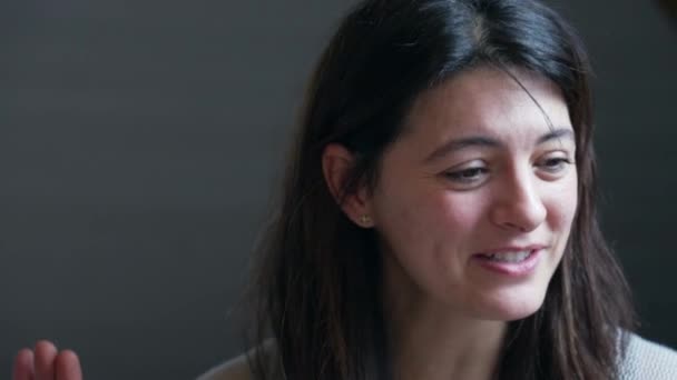 Крупним Планом Обличчя Щасливої Жінки Розмовляє Людьми Поза Камерою Усміхнена — стокове відео