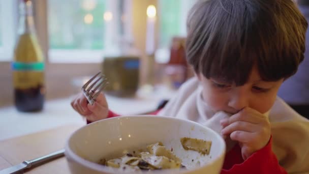 Παιδί Σκουπίζει Στόμα Χαρτοπετσέτα Και Τρώει Μακαρόνια Στο Μπολ Μικρό — Αρχείο Βίντεο