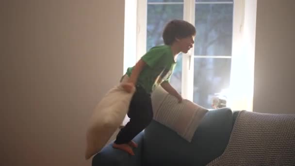 Zabawa Wieczorna Młody Chłopiec Nurkowanie Kanapie Poduszkami Domu — Wideo stockowe