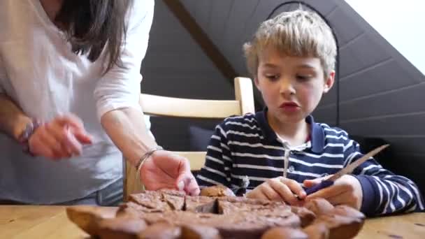 Malý Chlapec Krájí Čokoládový Dort Jeden Kavkazský Dětský Autentický Moment — Stock video