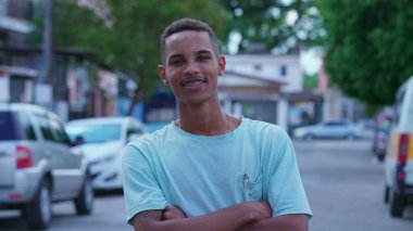 Dost canlısı genç Brezilyalı adam şehir sokağında dikiliyor, Gerçek Yaşamın Otantik Portresi