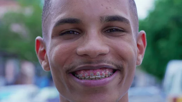 Один Счастливый Молодой Черный Мужчина Улыбается Камеру Крупным Планом Лицо — стоковое фото