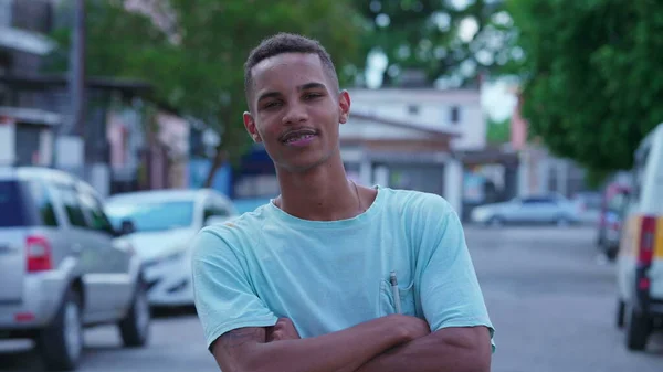 Amistoso Joven Brasileño Cruzando Brazos Pie Calle Urbana Retrato Auténtico —  Fotos de Stock