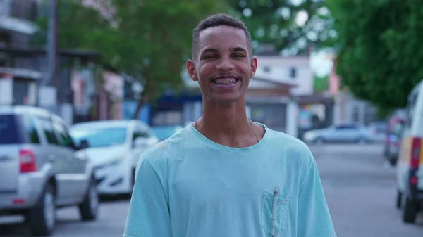 Joven Brasileño Negro Feliz Parado Calle Urbana Sonriendo Riéndose Cámara —  Fotos de Stock
