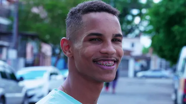 Один Счастливый Уверенный Черный Бразилец Улыбается Камеру Стоя Фоне Городской — стоковое фото