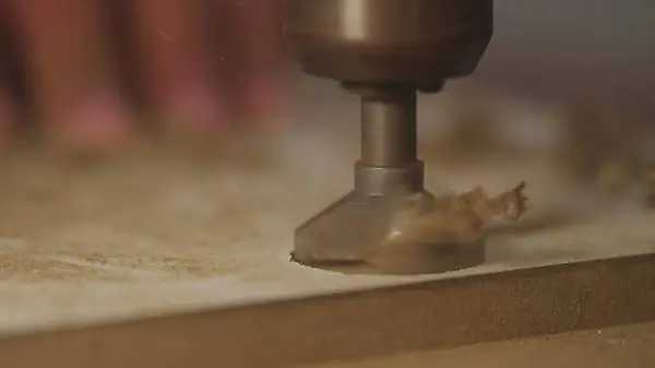 Großaufnahme Von Industriellen Bohrmaschinen Die Mit Hoher Geschwindigkeit Auf Holz — Stockfoto