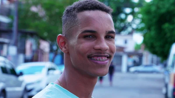 Один Счастливый Уверенный Черный Бразилец Улыбается Камеру Стоя Фоне Городской — стоковое фото
