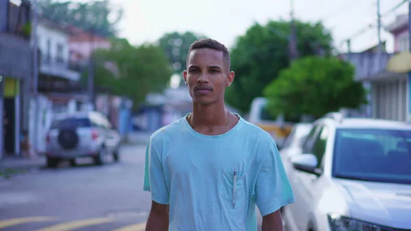 Jovem Brasileiro Negro Pensativo Caminhando Rua Com Olhar Contemplativo Pessoa — Fotografia de Stock
