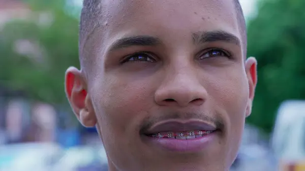 Ein Glücklicher Schwarzer Junger Mann Blickt Den Himmel Und Lächelt — Stockfoto