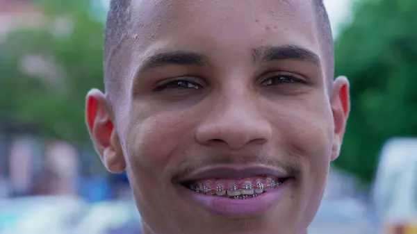 Jovem Negro Feliz Sorrindo Para Câmera Rosto Close Uma Pessoa — Fotografia de Stock